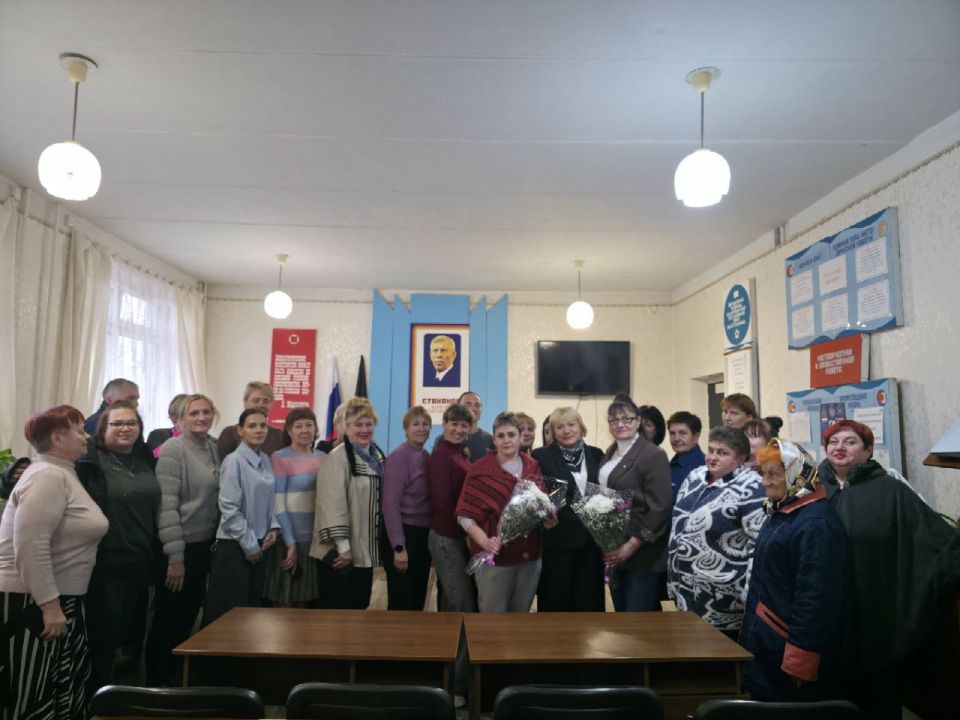 1 октября, управляющий делами администрации городского округа Торез Наталья Бекетова провела встречу с трудовым коллективом ГБПОУ "ТТК имени А. Г. Стаханова"