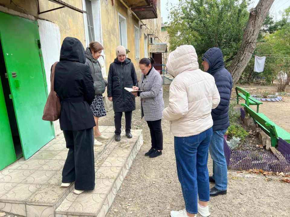 Сегодня, 1 октября, сотрудники Зугрэсского территориального отдела Администрации городского округа Харцызск провели встречу с гражданами в городе Зугрэс на улице Карла Маркса