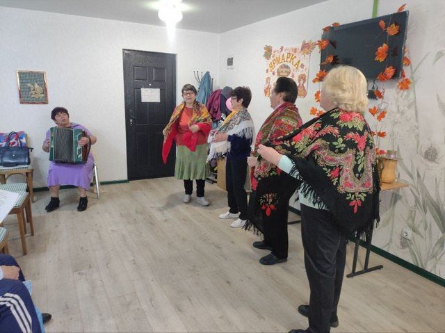 "Бесценен опыт золотой. Пусть серебро виски покрыло - В душе Вы молоды всегда, И в этом тоже Ваша сила."