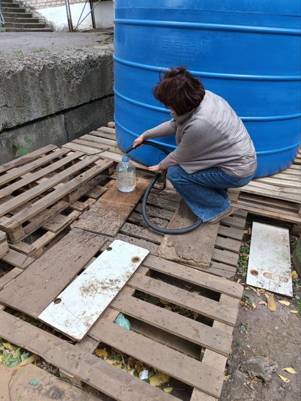 В рамках поручения Главы Республики Дениса Пушилина депутат Торезского городского совета Екатерина Диденко проконтролировала подвоз воды в ранее установленную емкость по адресу: ул. 50 лет СССР, д. 1