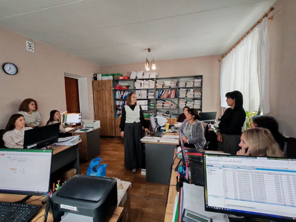 01 октября, заместитель председателя Общественного совета Ирина Северина провела встречу с трудовым коллективом планово-финансовой группы Централизованной бухгалтерии отдела образования администрации городского округа Торез