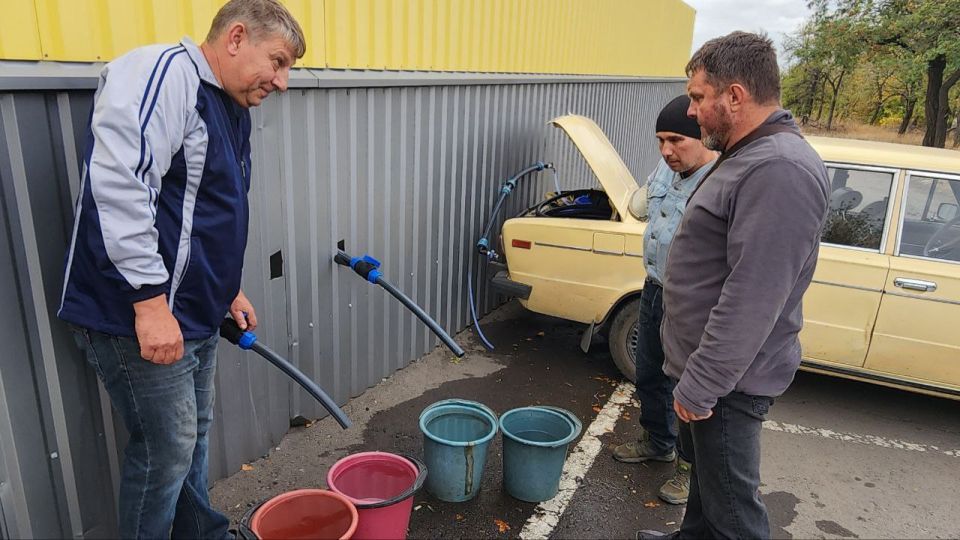 По поручению Главы Республики Дениса Пушилина, депутат Торезского городского совета Андрей Федченко проконтролировал подвоз воды в ранее установленную ёмкость по улице Криничная, д. 2/1