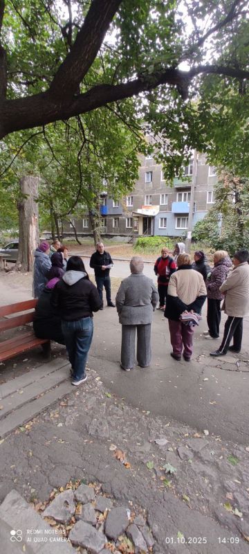 Встреча с населением. Депутат Торезского городского совета Игорь Шинкарев провел встречу с населением по адресу: микрорайон "30 лет Победы", д. 17 Встреча прошла в формате "вопрос-ответ"