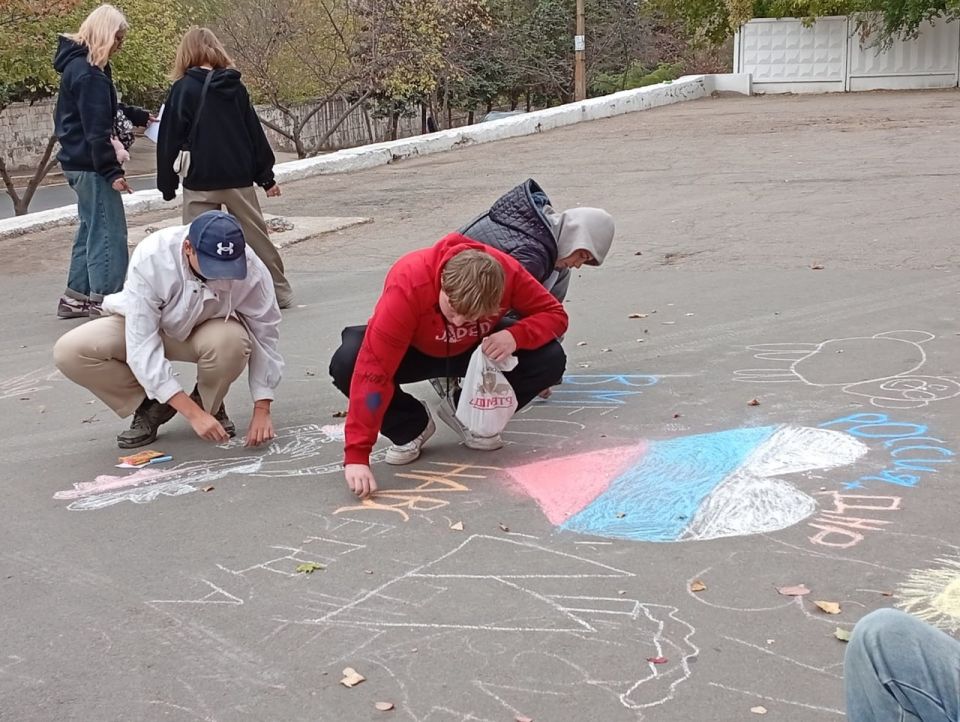 30 сентября на площади Зугрэсского городского Дворца культуры участники образцовой студии изобразительного искусства "Радуга", студии изобразительного искусства "Акварельки", а также дети города приняли участие в...