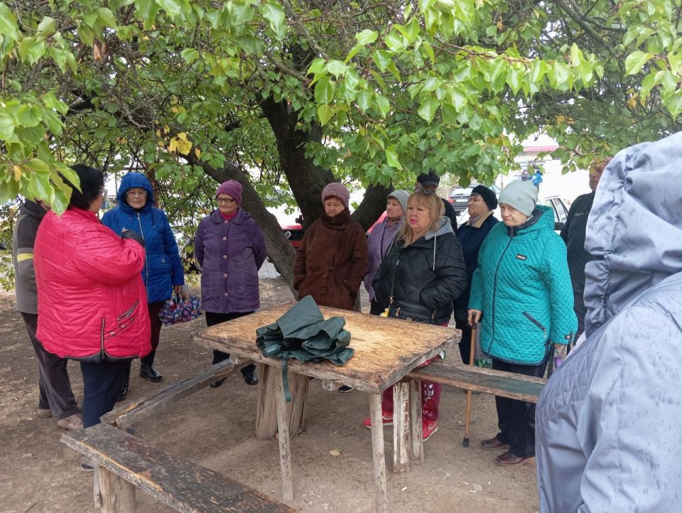 1 октября 2025 года начальник Комсомольского территориального управления администрации Старобешевского муниципального округа Людмила Морщ провела сход граждан по улице Маяковского города Комсомольское