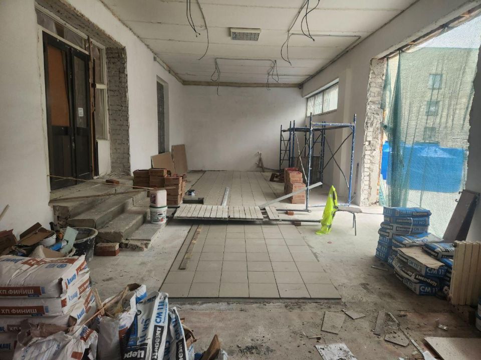 Продолжается обновление входной группы Харцызской больницы при поддержке Нижегородской области