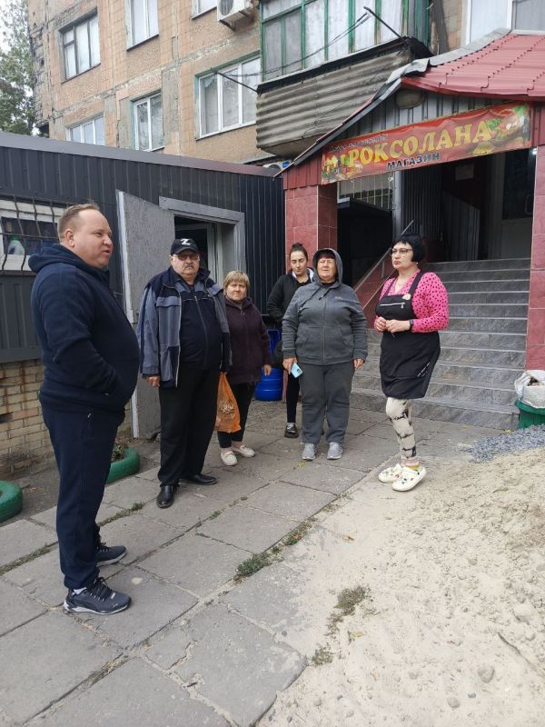 Встреча с населением. Во исполнение поручения Главы Донецкой Народной Республики Дениса Пушилина депутат Торезского городского совета Василий Лавришин провел встречу с населением по ул. Высоцкого