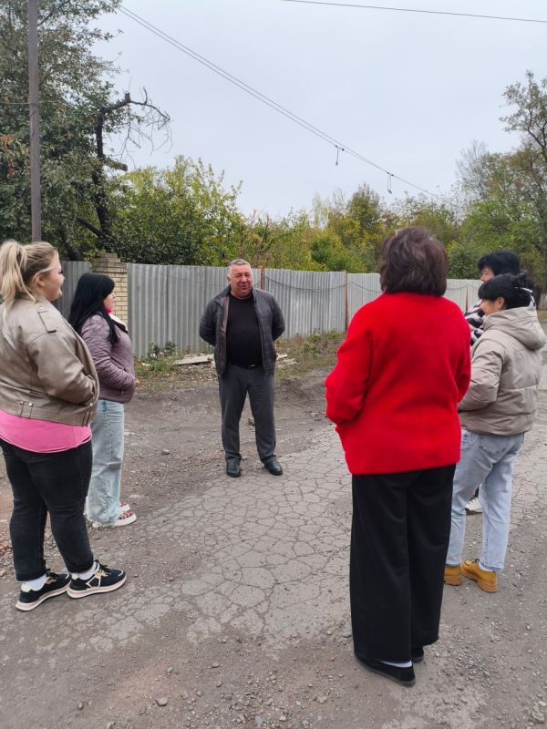 Сегодня, 01 октября, Роман Грицай, начальник Пелагеевского территориального отдела администрации городского округа Торез провел встречу с жителями посёлка на пересечении ул. Горького и ул.Ферганская