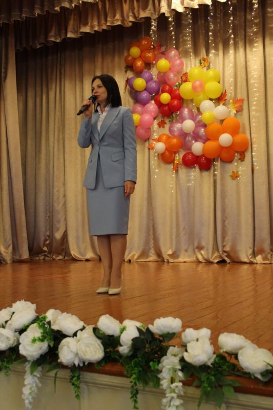 01.10.2025 в МБОДО «ДДЮТ «ЮНОСТЬ» Г.ТОРЕЗА» состоялся театрализованный концерт ко Дню учителя «Формула счастья учителей»