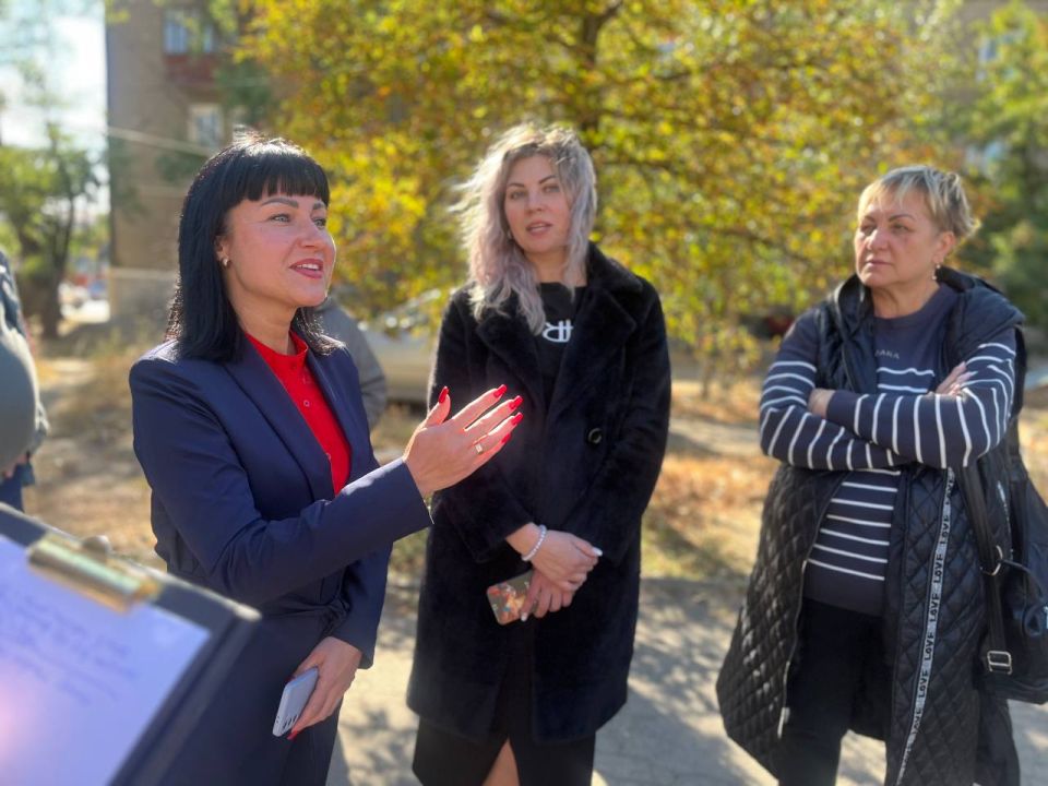 Сегодня заместитель главы Администрации городского округа Харцызск Юлия Михайленко в городе Зугрэс по ул. Карла Маркса 7 провела встречу с жителями, на которой были обсуждены актуальные вопросы и проблемы, волнующие местных...