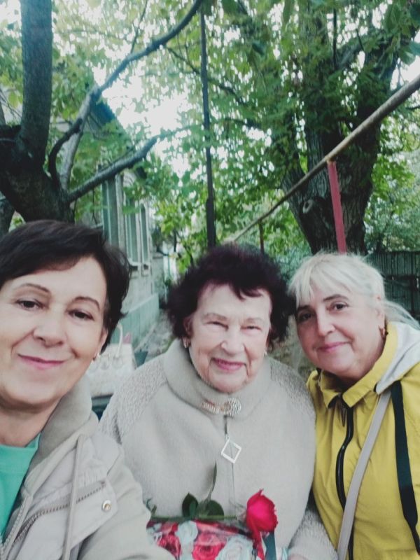 Центр социального обслуживания Докучаевска поздравил своих подопечных с Днем пожилого человека