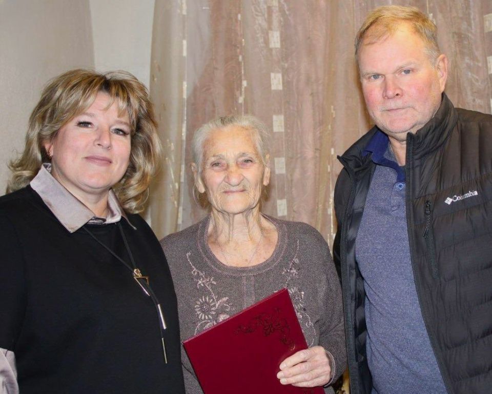 Анжела Заболотская: В Международный день пожилых людей, вместе с Андреем Самсоновым, первым заместителем Главы Краснолиманского муниципального округа, навестили наших уважаемых долгожителей