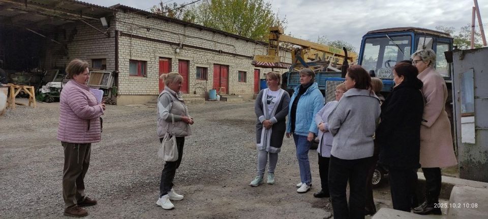 2 октября лидер общественного мнения Администрации Старобешевского муниципального округа Жидкова Виктория Павловна провела встречу с трудовым коллективом МУП «Комсомольское домоуправление»