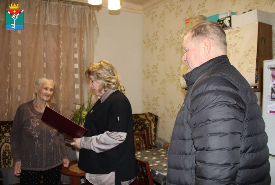 К Международному дню пожилых людей первый заместитель Главы муниципального образования Краснолиманский муниципальный округ Андрей Самсонов и председатель муниципального совета Анжела Заболотская посетили долгожителей