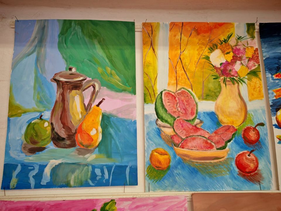 В Зугрэсской детской школе искусств открылась выставка детских работ преподавателя Ивановой Л.В. "Осенний натюрморт!". Яркие картины с изображением осенних плодов и листьев будут украшать кабинет ИЗО до конца октября