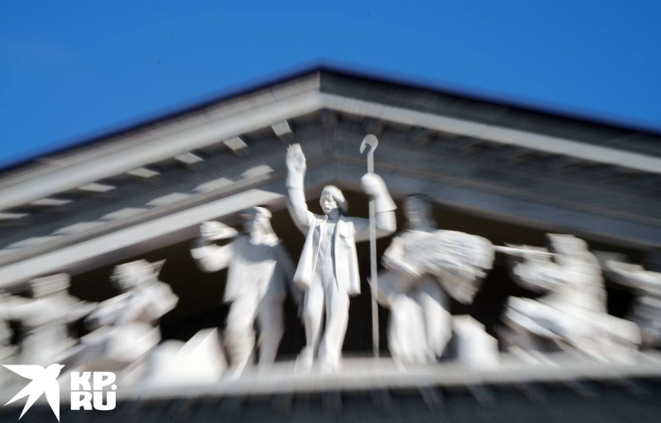 Восстановленный фронтон драмтеатра вновь притягивает взгляды жителей и гостей Мариуполя