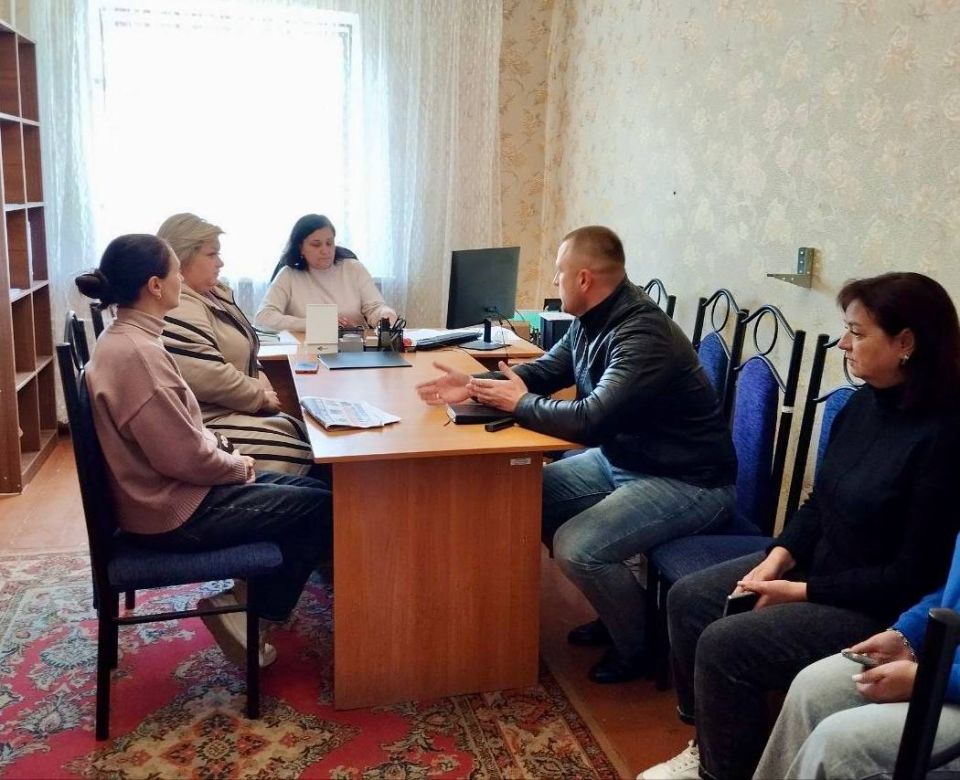 Сегодня первый заместитель главы Администрации городского округа Харцызск Олег Захаров провел встречу с трудовым коллективом отдела культуры Администрации