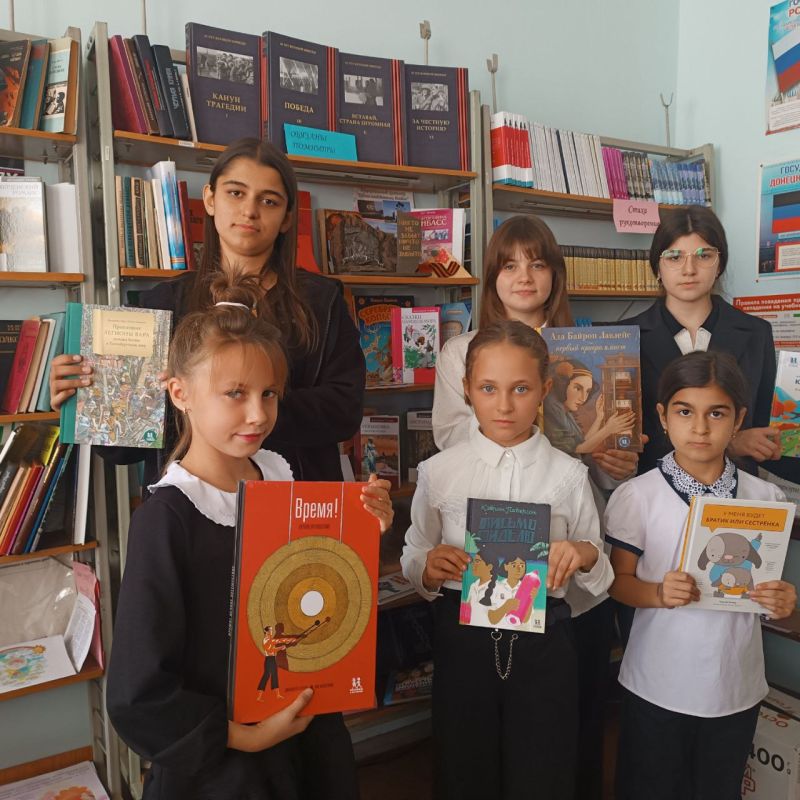 Женское движение "Единая Россия" и Совет женщин города Дебальцево передали школьникам нашего города долгожданные книги, ставшие настоящим подарком знаний и вдохновения