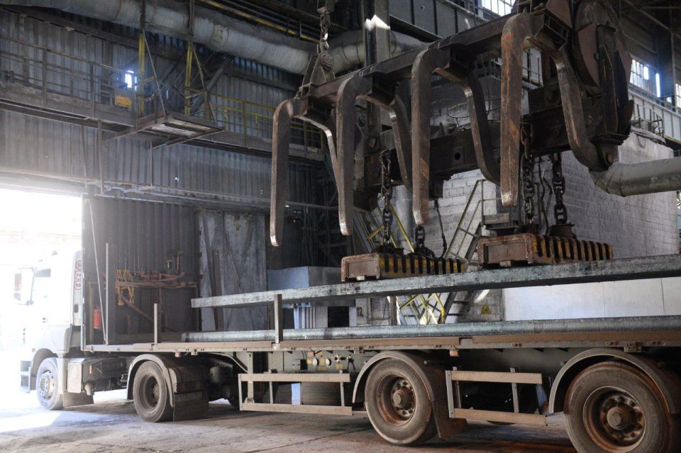 Енакиевский металлургический завод начал осуществлять отгрузку продукции автомобильным транспортом