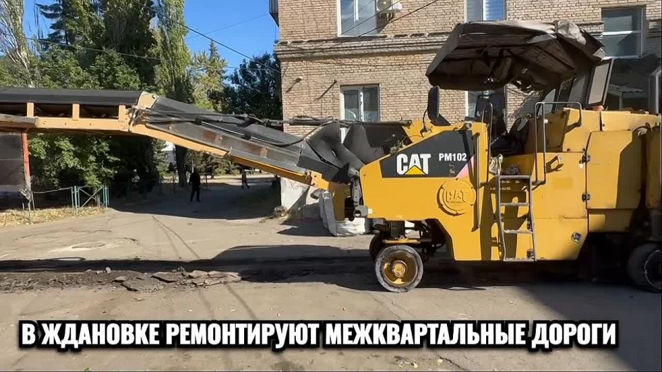 В Ждановке начался ремонт межквартальных дорог