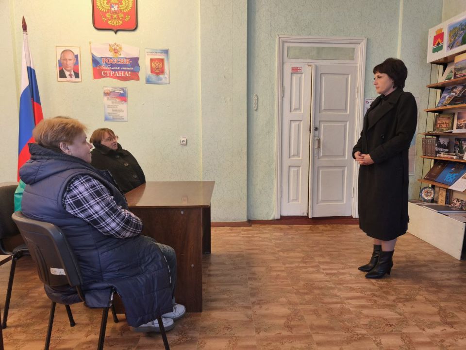 01 октября, Председатель Общественного совета Елена Серебрянская провела встречу с трудовым коллективом Библиотеки-филиала №3 Муниципального учреждения культуры "Централизованная библиотечная система города Тореза"