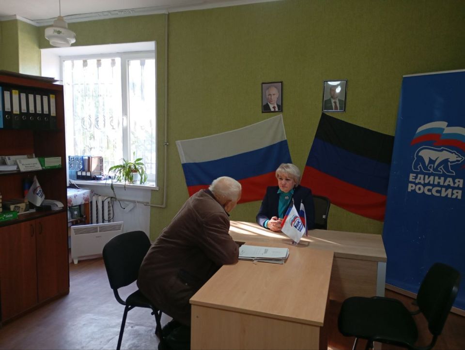 Депутат Дебальцевского городского совета Донецкой Народной Республики Кашу Светлана провела личный приём граждан в общественной приёмной Всероссийской политической партии «Единая Россия» в г.Светлодарск