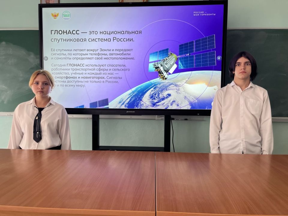 В школах Ждановки прошли профориентационные занятия по космической отрасли