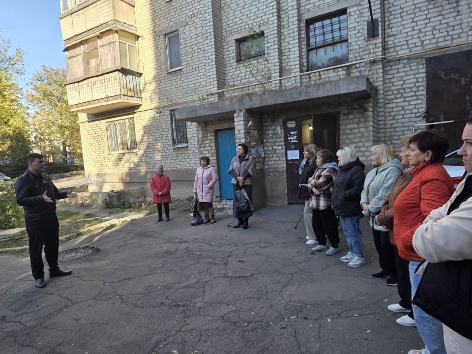 2 октября, Глава муниципального образования городской округ Торез, Артем Чесноков провел встречу с населением по адресу: ул.50 лет СССР, д. 1