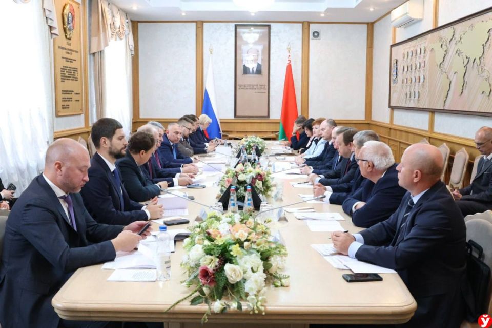 Александр Волошин: Сегодня в Минске, в составе российской делегации, принял участие в заседании Межпарламентской комиссии по межрегиональному сотрудничеству Совета Федерации России и Совета Республики Беларуси