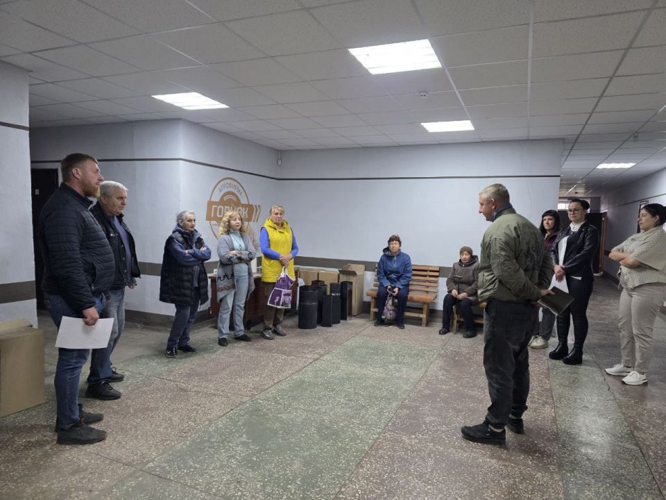 2 октября начальник Коммунаровского территориального отдела Администрации Старобешевского муниципального округа Владимир Кистенюк провел встречу с трудовым коллективом ООО «Агрофирма «Горняк»