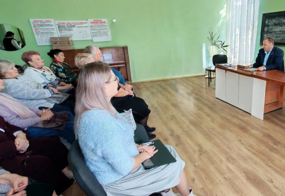 Встреча с населением. Сегодня, 2 октября, Председатель Торезского городского совета Донецкой Народной Республики Александр Казмерчук провел встречу с представителями Торезского местного отделения Совета ветеранов...