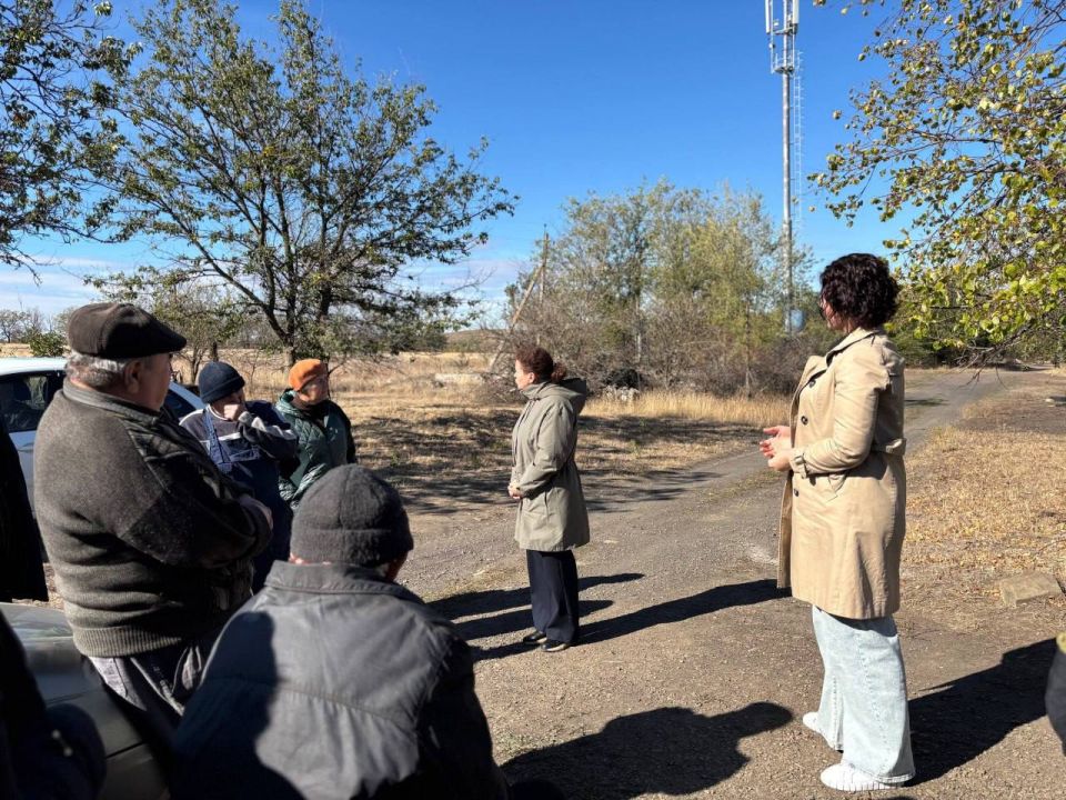 Сегодня управляющий делами Администрации муниципального образования городского округа Харцызск Вера Маркитантова провела встречу с гражданами в селе Певчее на улице Победы