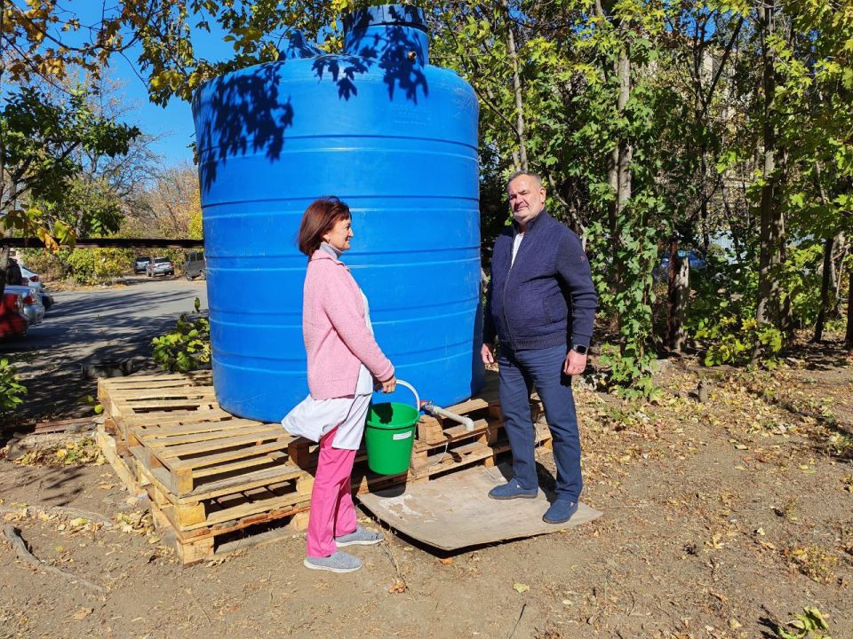 Сегодня, 2 октября, депутат Торезского городского совета Виктор Еремченко проконтролировал своевременное наполнение емкости по адресу: микрорайон 4, ТЦГБ