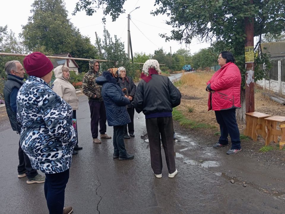 1 октября 2025 года начальник Комсомольского территориального управления администрации Старобешевского муниципального округа Людмила Морщ провела сход граждан по по ул. Первомайская, города Комсомольское