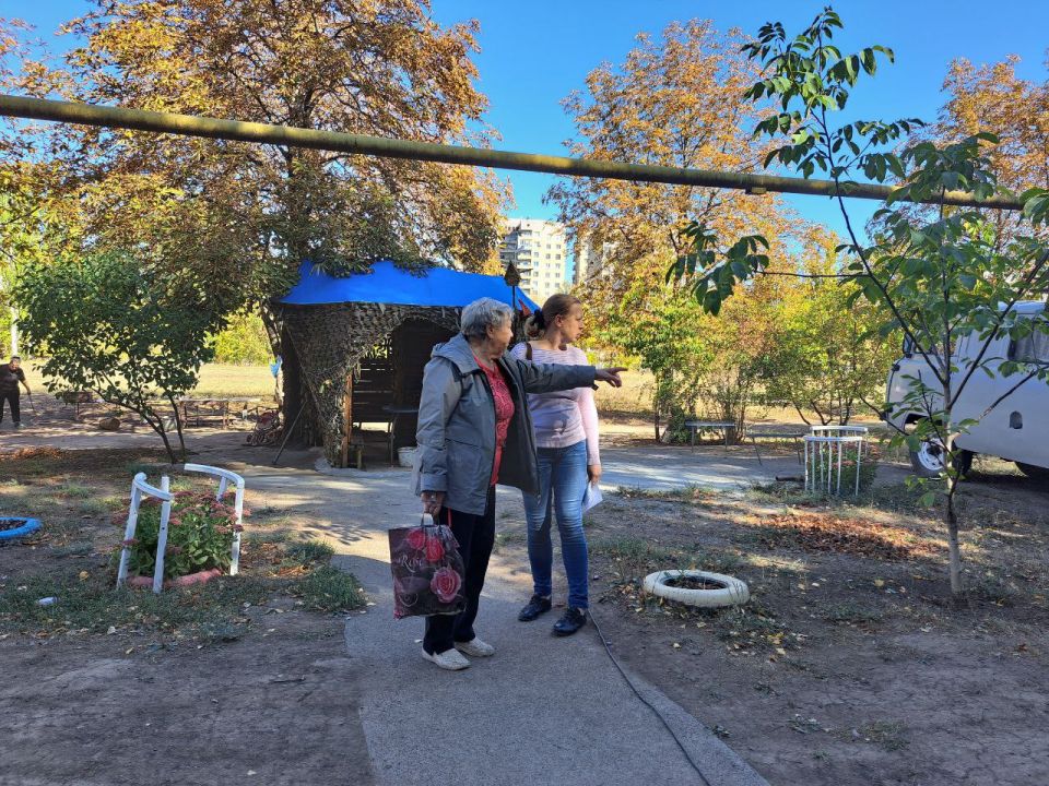 01 октября 2025 года, начальник Светлодарского территориального отдела управления по работе с территориальными органами администрации городского округа Дебальцево Юлия Шевченко встретилась с жителями города Светлодарск