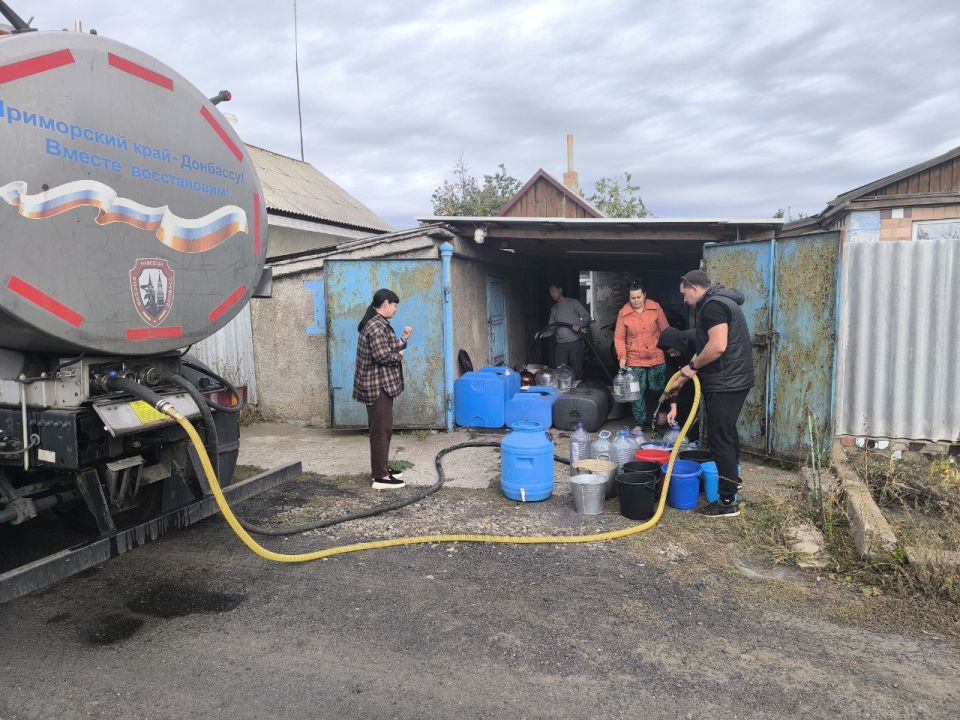 В рамках поручения Главы Республики Дениса Пушилина депутат Торезского городского совета Анна Матраева присутствовала при подвозе воды населению по улице Днепровская