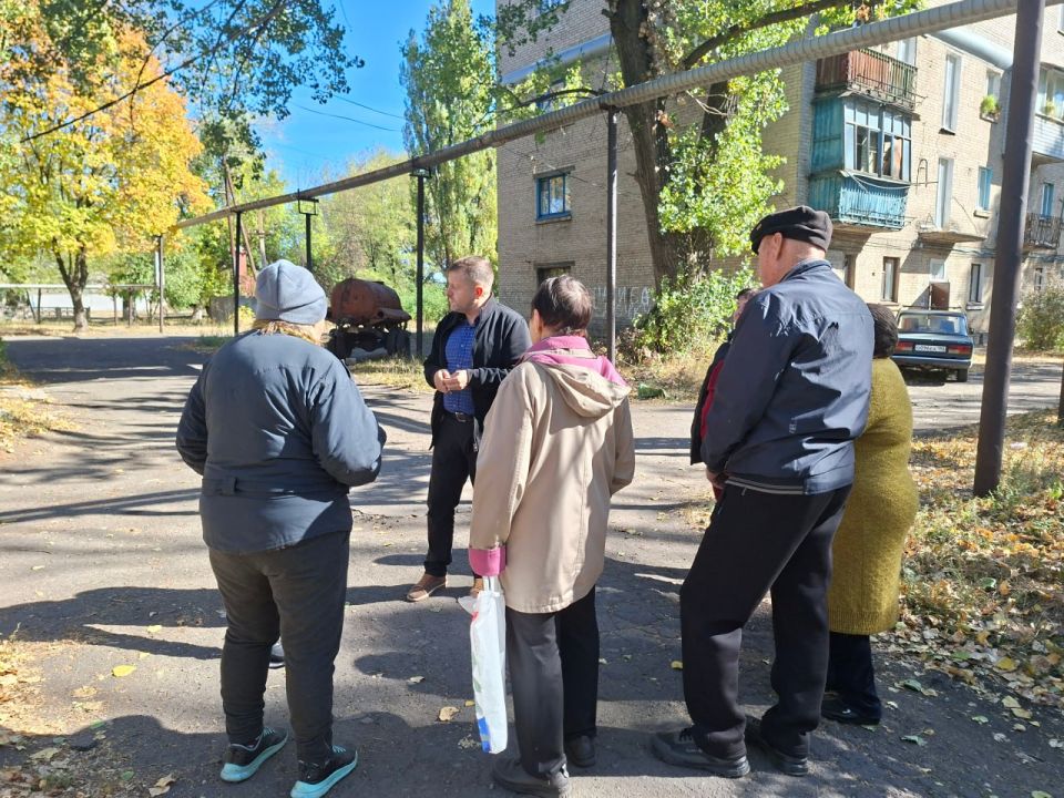 Сегодня, заместитель главы администрации городского округа Дебальцево Виталий Тур обсудил наиболее волнующие вопросы жителей