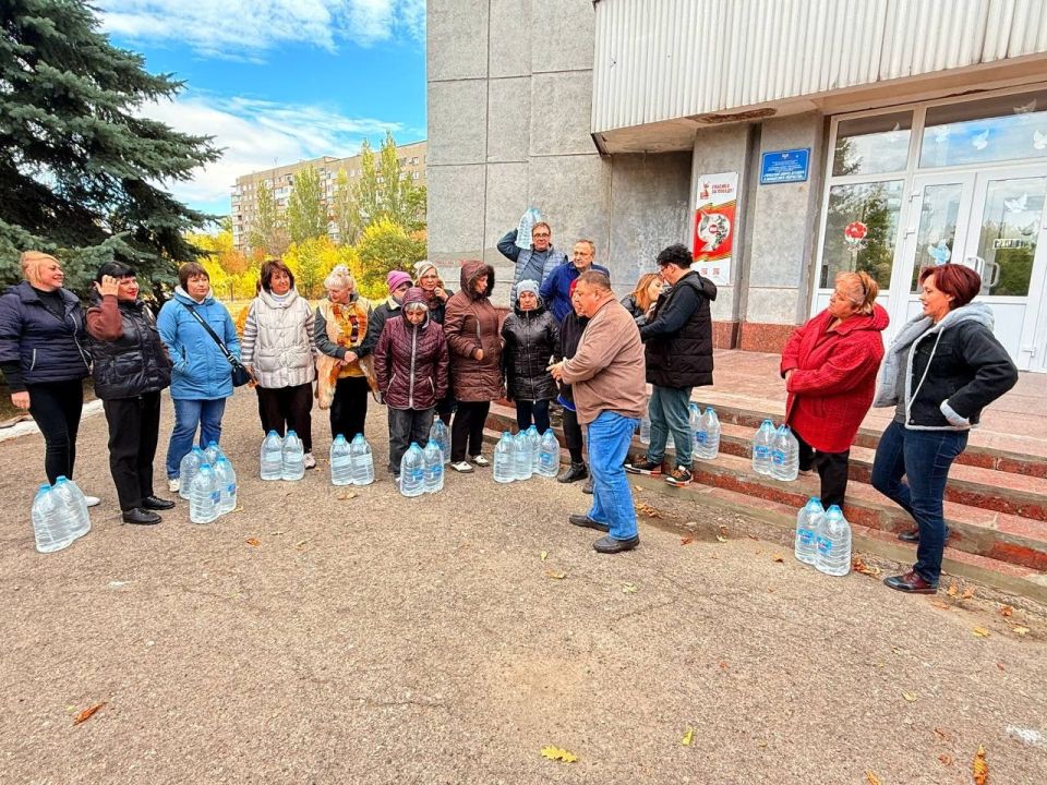 Роман Конев: В четверг, 2 октября 2025 года, депутаты Горловского городского совета от фракции «Единая Россия» – Александр Кунов, Андрей Костюк, Максим Лебедев, Эдуард Полепкин, Нелля-Николаевна Якуненко развезли воду и...