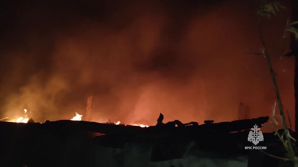 Огнеборцы МЧС России ликвидировали пожар в Торезе