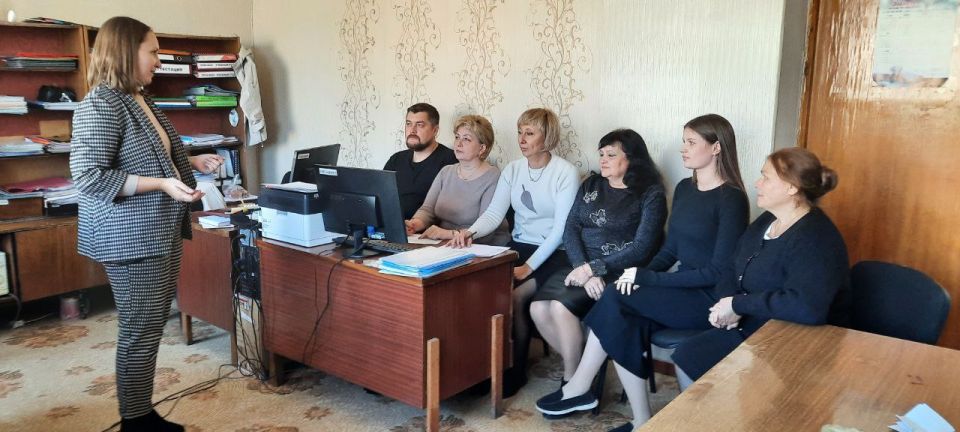 03 октября, заместитель председателя Общественного совета Ирина Северина провела встречу с трудовым коллективом Территориального методического центр г.о. Торез РМС ГБОУ ДПО "ДОНРИРО"