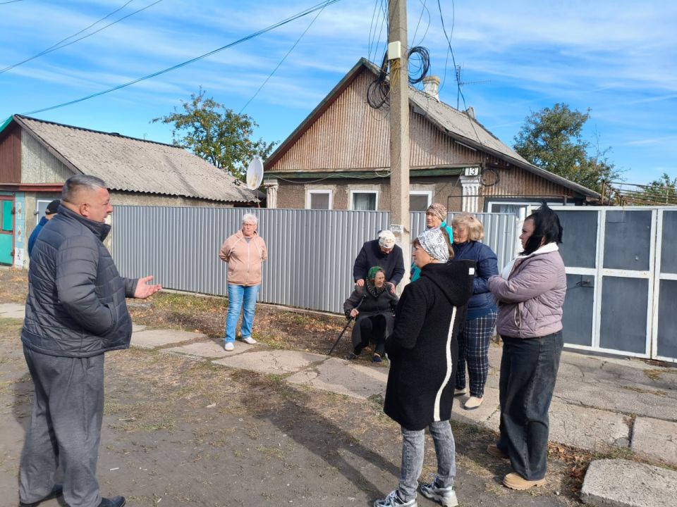 3 октября, Роман Грицай, начальник Пелагеевского территориального отдела администрации городского округа Торез провел встречу с жителями посёлка на ул. Державина