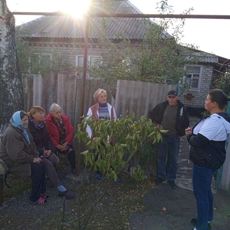 Заведующий Новолуганского территориального сектора Анна Коваленко провела встречу с жителями посёлка Новолуганское по улице Пушкина