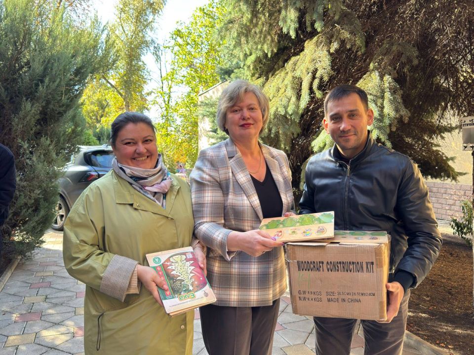 Александр Волошин: #гуманитарнаяпомощь. Сегодня депутаты Народного совета ДНР Вадим Морозов, Денис Машков, Марина Каплянок и Уполномоченный по правам ребёнка в Донецкой Народной Республики Светлана Малахай посетили детский...