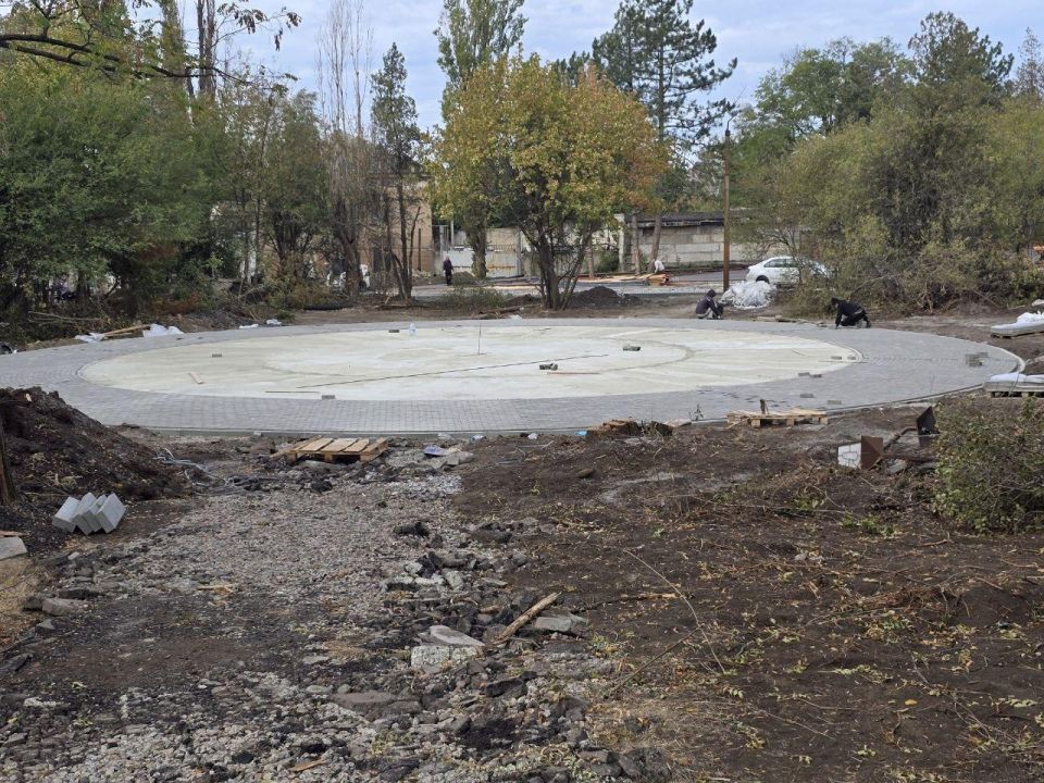 Благоустройство городского парка в Докучаевске продолжается