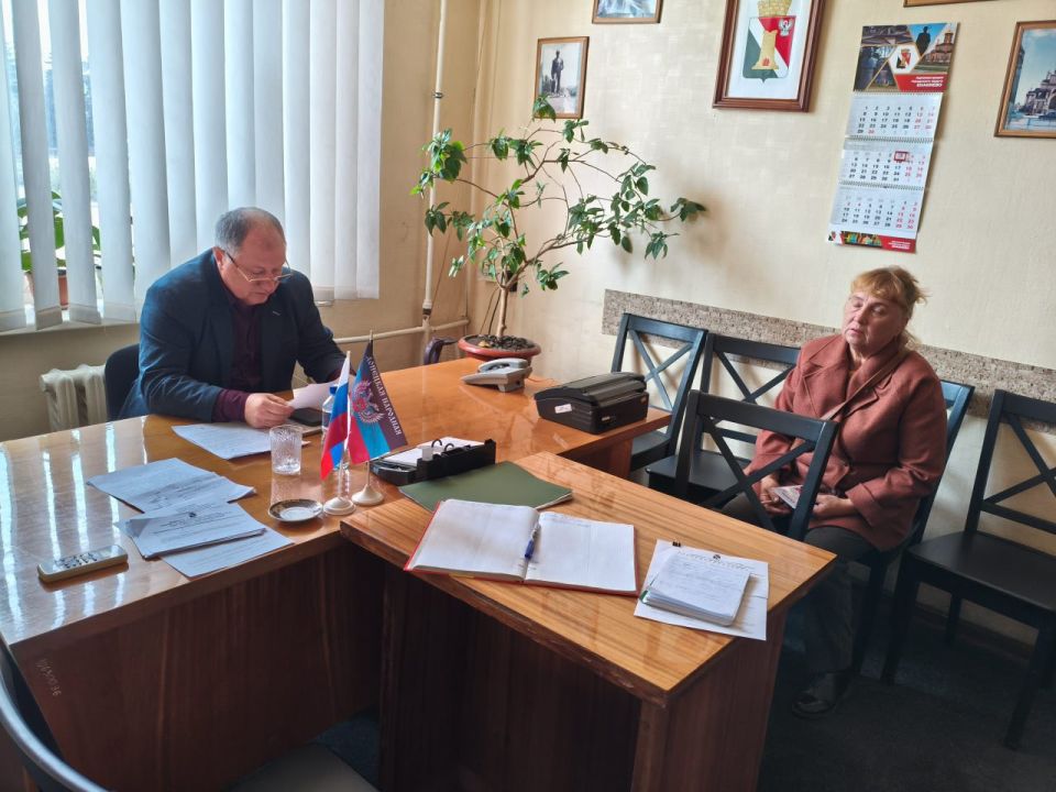 Игорь Мартынов: Личный прием граждан. 3 октября заместитель главы администрации муниципального образования городского округа Енакиево Сергей Божик провел личный прием граждан