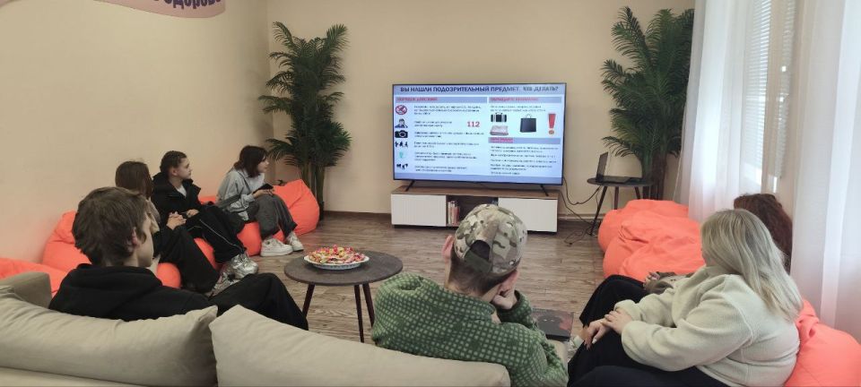 В молодежном отделе имени Марии Пироговой сотрудники МБУ "Центр культуры и досуга города Дебальцево" провели важную профилактическую беседу на тему безопасности: "Взрывоопасные устройства и правила поведения с ними"