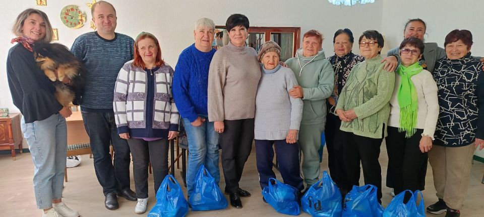 Женское движение "Единая Россия" активисты Совета женщин города Дебальцево ,депутат городского совета Наталья Сиренко поздравили в "Центре социального обслуживания населения города Дебальцево «С днем элегантного...