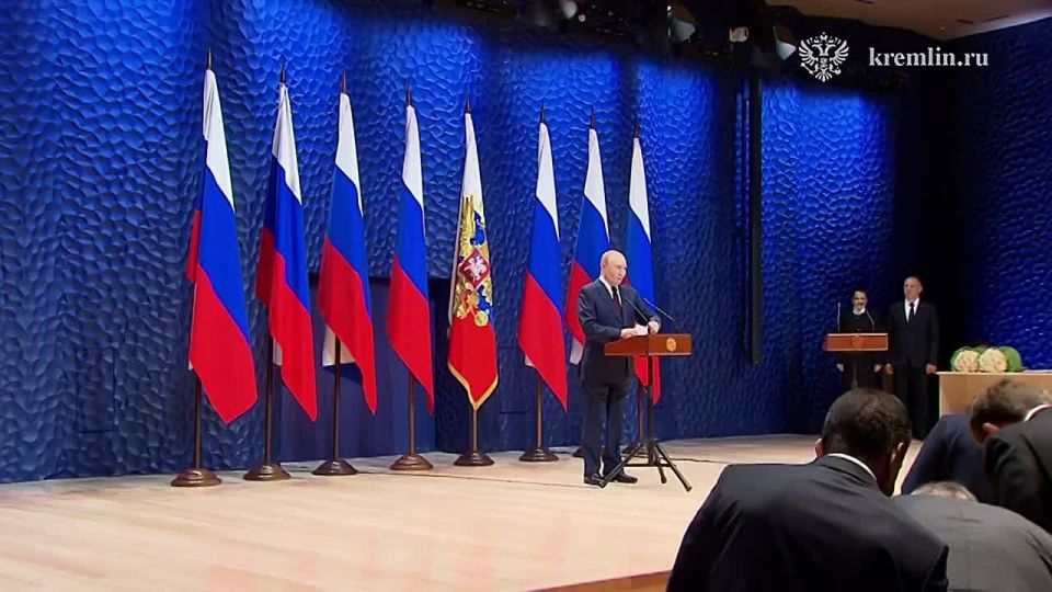 Владимир Путин выступает на церемонии награждения госнаградами наставников и учителей участников СВО