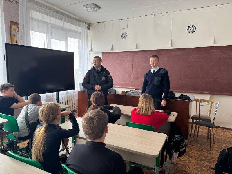 В Торезе полицейские провели для школьников урок правовой грамотности и интернет-безопасности