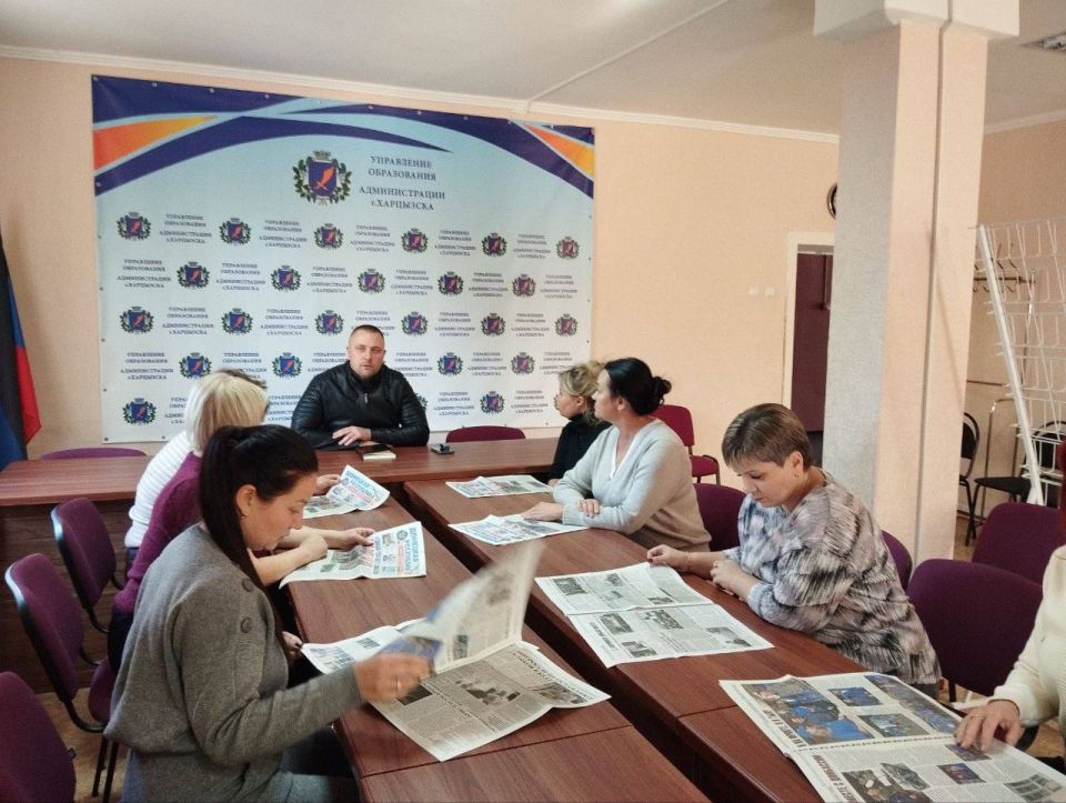 Вчера первый заместитель главы Администрации городского округа Харцызск Олег Захаров провел встречу с трудовым коллективом Управления образования Администрации округа